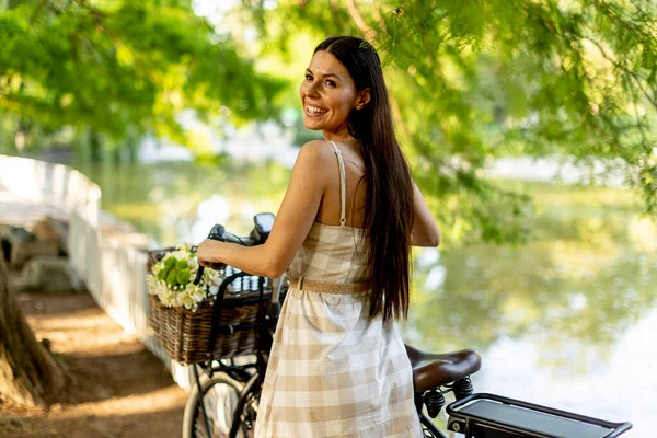 Ładna Młoda Kobieta Kwiatami Koszu Rower Elektryczny — Zdjęcie stockowe