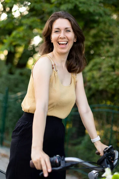 Mulher Alegre Com Flores Cesta Bicicleta Elétrica — Fotografia de Stock