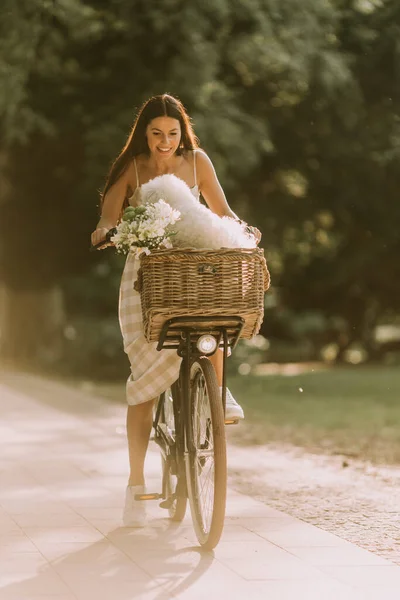 Mooie Jonge Vrouw Met Witte Bichon Frise Hond Mand Van — Stockfoto