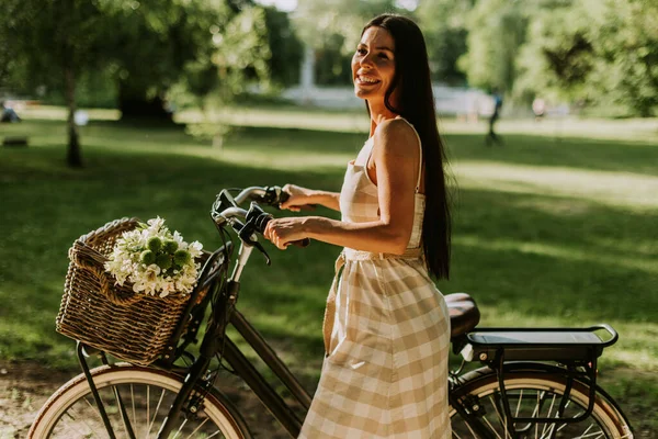 Mooie Jonge Vrouw Met Elektrische Fiets Bloemen Mand — Stockfoto