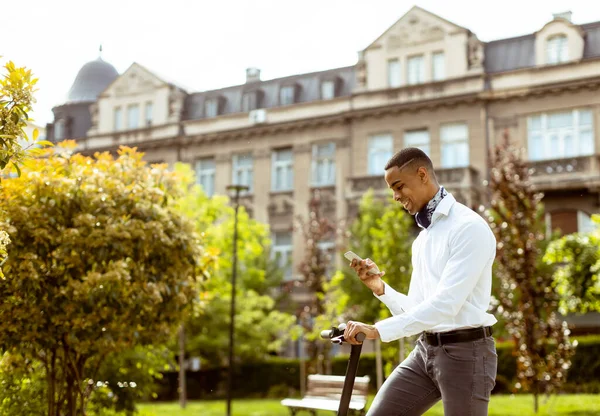 Bello Giovane Afroamericano Utilizzando Telefono Cellulare Mentre Piedi Con Scooter — Foto Stock