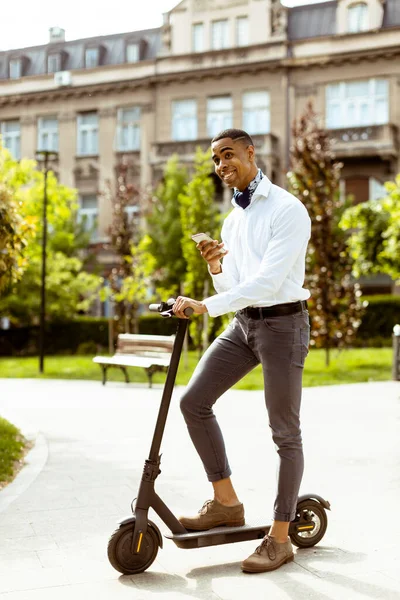 Guapo Joven Afroamericano Usando Teléfono Móvil Mientras Está Pie Con — Foto de Stock