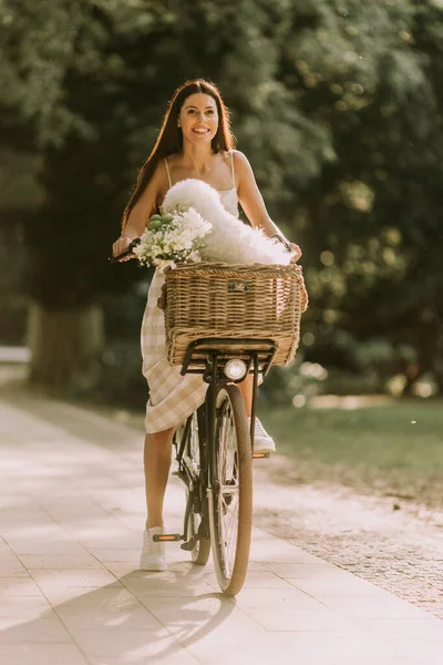 Mooie Jonge Vrouw Met Witte Bichon Frise Hond Mand Van — Stockfoto