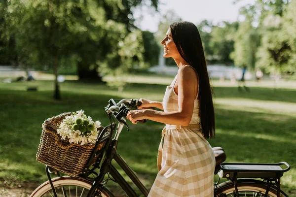 Söt Ung Kvinna Med Elektrisk Cykel Och Blommor Korgen — Stockfoto