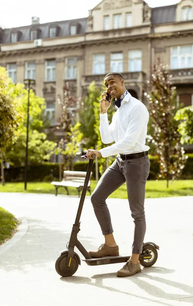 Knappe Jonge Afro Amerikaanse Met Behulp Van Mobiele Telefoon Terwijl — Stockfoto