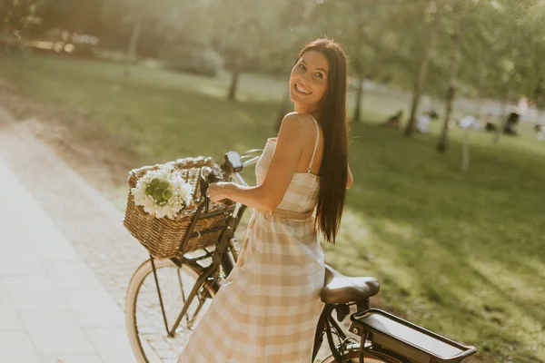 Jolie Jeune Femme Avec Des Fleurs Dans Panier Vélo Électrique — Photo