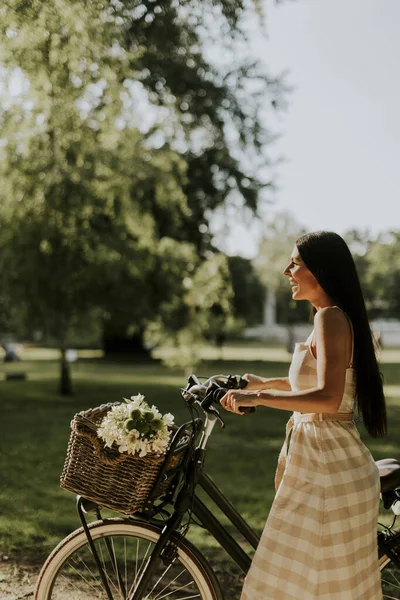 Красивая Молодая Женщина Электрическим Велосипедом Цветами Корзине — стоковое фото