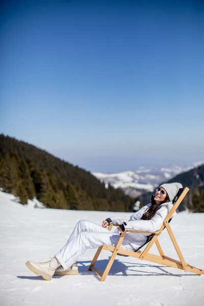 Pretty Young Woman Sitting Deck Chair Ski Track Snowy Mountain — Stock Photo, Image