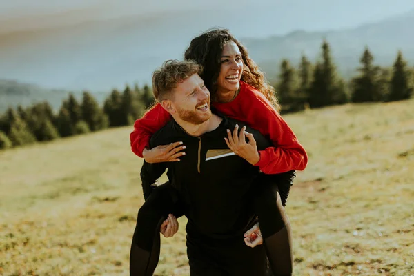 Handsome Young Couple Traveling Together Hiking Mountains — Stock fotografie