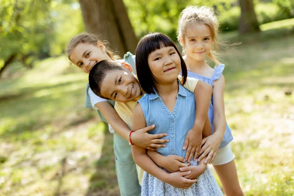 Grupo Bonito Asiático Caucasiano Crianças Divertindo Parque — Fotografia de Stock