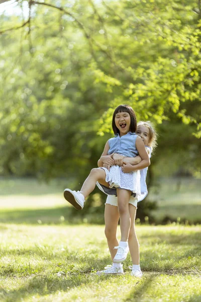 Niedlich Asiatische Und Kaukasische Mädchen Haben Spaß Die Park — Stockfoto