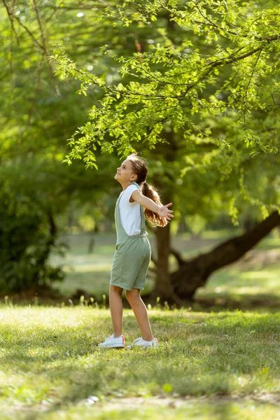 Söt Liten Flicka Som Har Kul Parken — Stockfoto