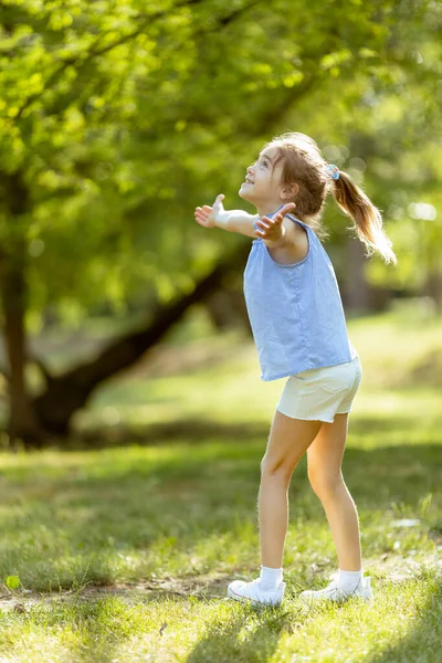 Nettes Kleines Mädchen Mit Spaß Park — Stockfoto