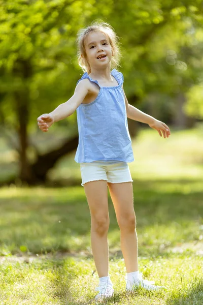 Schattig Klein Meisje Het Hebben Van Plezier Het Park — Stockfoto