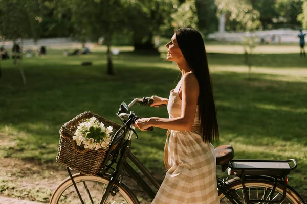 Mulher Bonita Com Flores Cesta Bicicleta Elétrica — Fotografia de Stock