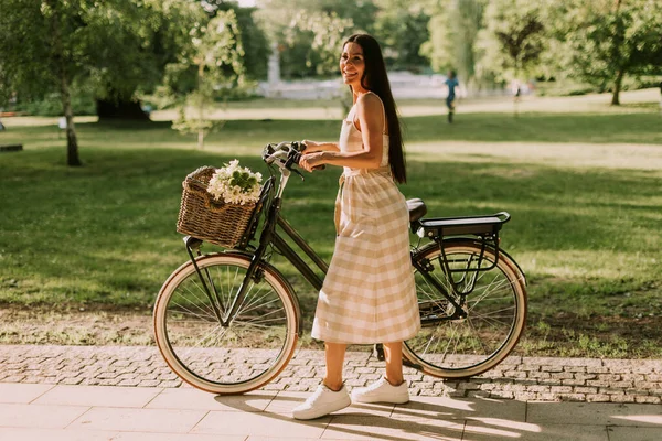 Jolie Jeune Femme Avec Des Fleurs Dans Panier Vélo Électrique — Photo