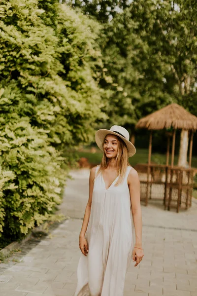 Mooie Jonge Vrouw Met Hoed Wandelen Het Resort Tuin — Stockfoto
