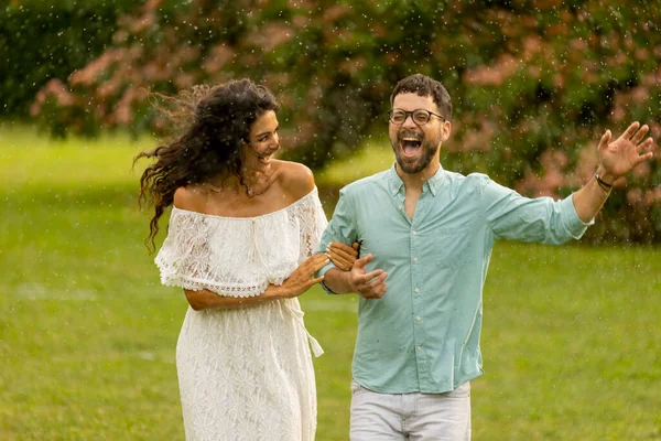 Joyful Young Couple Caught Sudden Summer Rain Park — Stock Photo, Image