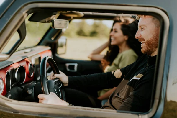 Young Handsome Couple Having Fun Roadtrip — Stock Photo, Image