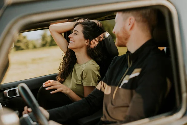 Young Handsome Couple Having Fun Roadtrip — Fotografia de Stock