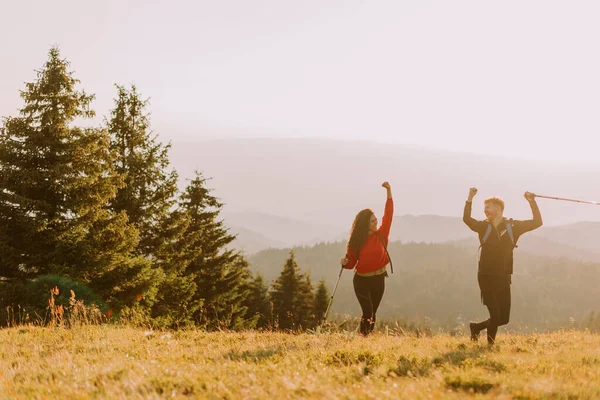 Smiling Young Couple Walking Backpacks Green Hills — Stock Photo, Image