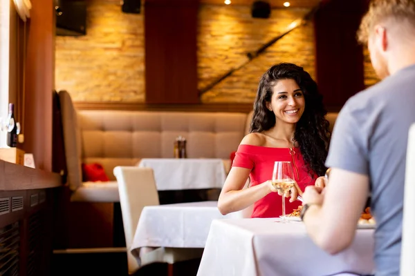 Yakışıklı Genç Çift Restoranda Beyaz Şarapla Yemek Yiyor — Stok fotoğraf