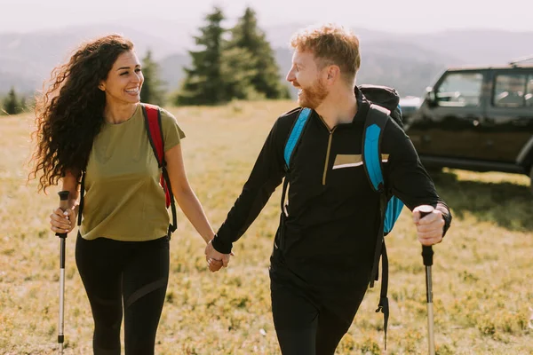 Smiling Young Couple Starting Walking Backpacks Green Hills — Fotografia de Stock