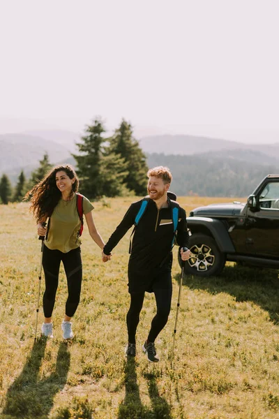 Smiling Young Couple Starting Walking Backpacks Green Hills — Stock Photo, Image