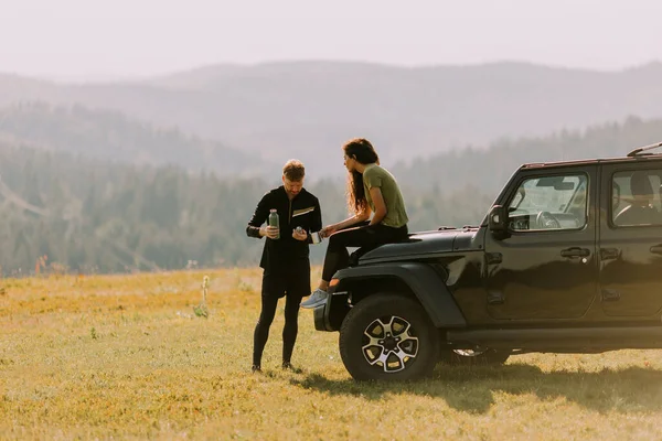 Handsome Young Couple Relaxing Terrain Vehicle Hood Countryside — Φωτογραφία Αρχείου