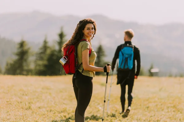 Lachend Jong Stel Wandelen Met Rugzakken Groene Heuvels — Stockfoto