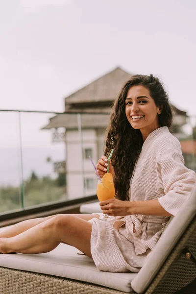 Attractive Young Curly Hair Woman Relaxing Bed Drinking Fresh Orange — 스톡 사진