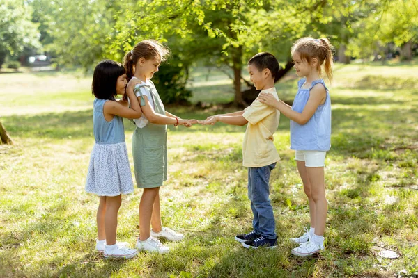 Grupo Lindo Asiático Caucásico Niños Divirtiéndose Parque —  Fotos de Stock