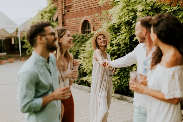 Group Happy Young People Cheering Having Fun Outdoors Drinks — Stock Photo, Image