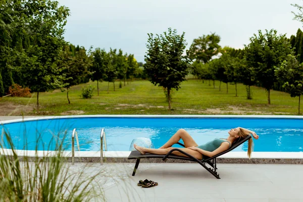 Pretty Young Woman Lying Deck Char Swimming Pool House Backyard — стоковое фото