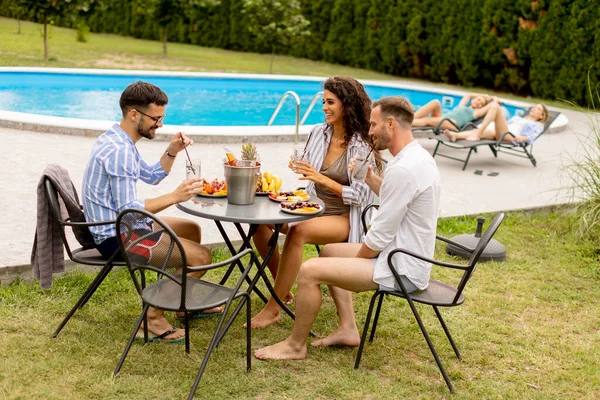 Group Happy Young People Cheering Drinks Eating Fruits Pool Garden — стоковое фото