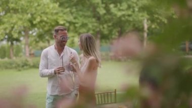 Taze limonatayla tezahürat yapan ve bahçede meyve yiyen bir grup mutlu genç.