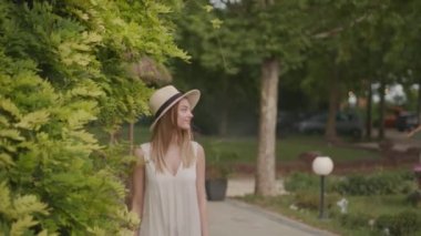 Parkta yürüyen güzel genç kadınlar