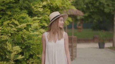 Parkta yürüyen güzel genç kadınlar