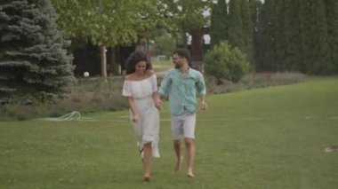 Parktaki ani fıskiye suyuna yakalanan neşeli genç çift.