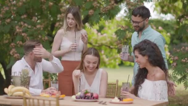 Ομάδα Χαρούμενων Νέων Που Ζητωκραυγάζουν Φρέσκια Λεμονάδα Και Τρώνε Φρούτα — Αρχείο Βίντεο