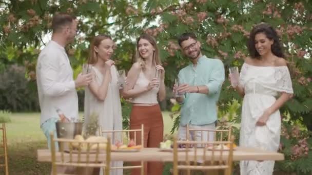 Grupo Jóvenes Felices Animando Con Limonada Fresca Comiendo Frutas Jardín — Vídeos de Stock