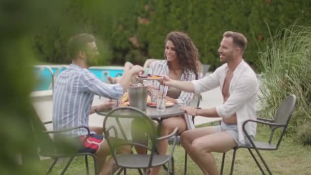 Group Happy Young People Cheering Drinks Eating Fruits Pool Garden — Vídeo de Stock