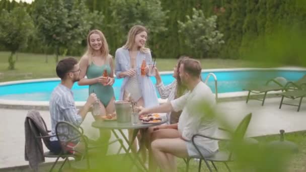Group Happy Young People Cheering Drinks Eating Fruits Pool Garden — Video Stock