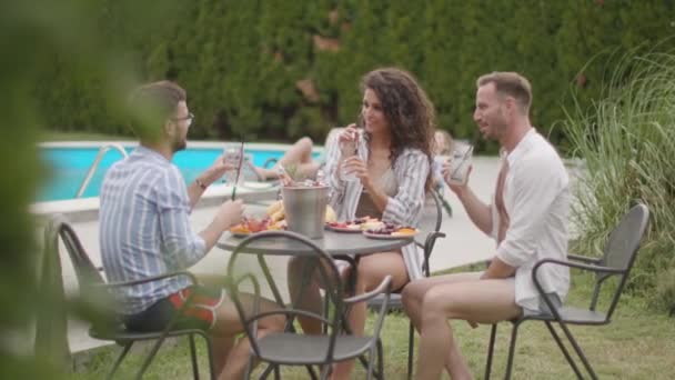 Group Happy Young People Cheering Drinks Eating Fruits Pool Garden — Vídeo de Stock