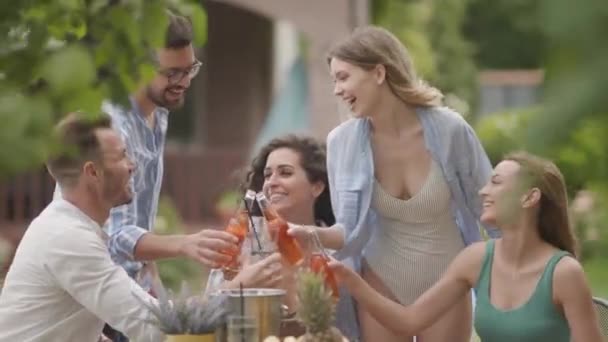 Group Happy Young People Cheering Cider Pool Garden — Vídeo de Stock