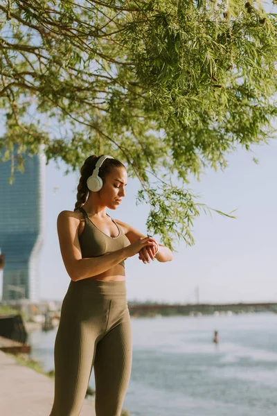 View Young Woman Headphones Taking Break Exercising — 图库照片