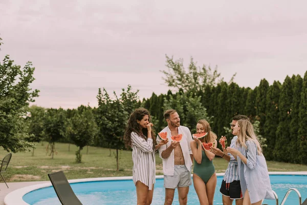 Group Young People Standing Swimming Pool Eating Watermellon House Backyard — Photo