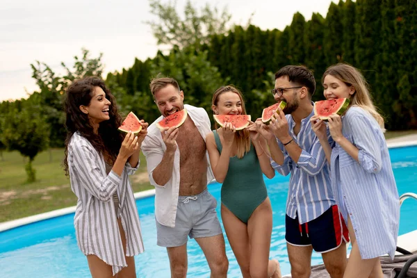 Group Young People Standing Swimming Pool Eating Watermellon House Backyard — Stock Photo, Image