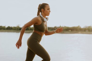 Nehir boyunca çalışan aktif genç güzel kadın, görüntüleme