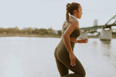 Nehir boyunca çalışan aktif genç güzel kadın, görüntüleme